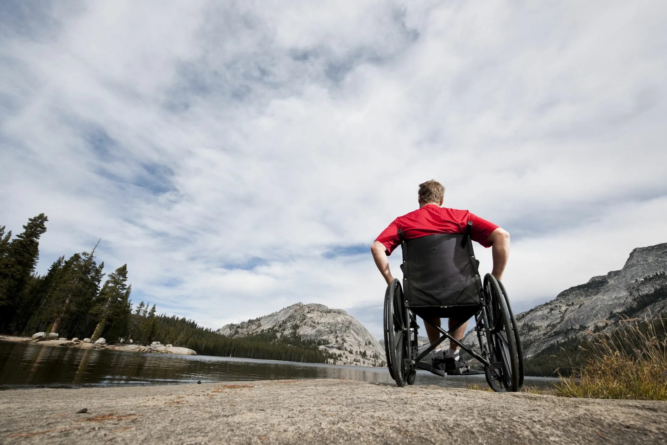 Инвалид красавчик. Wheelchair. Person on a wheelchair traveling. Unusual wheelchairs. Мужчине дали инвалидность