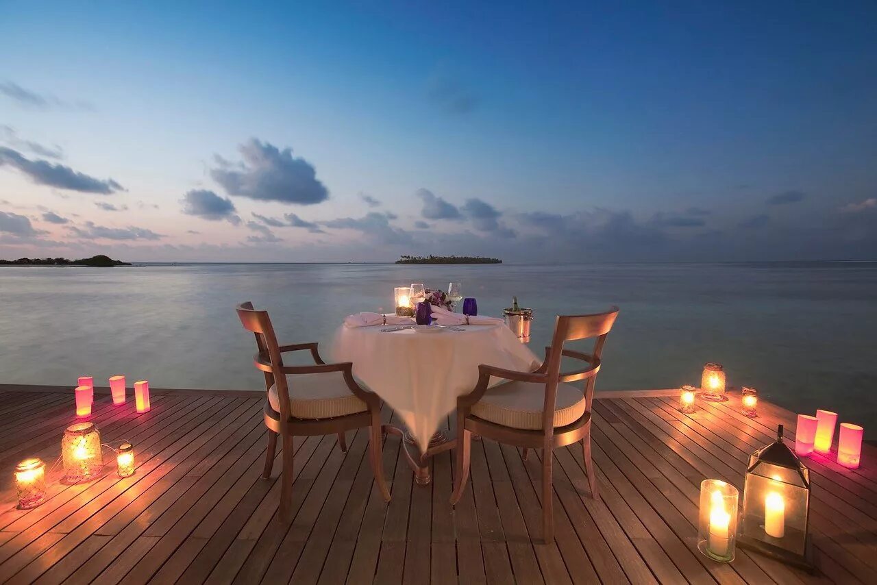 Место вечер. Ужин на берегу моря. Романтический ужин. Море романтика. Романтический ужин на берегу океана.