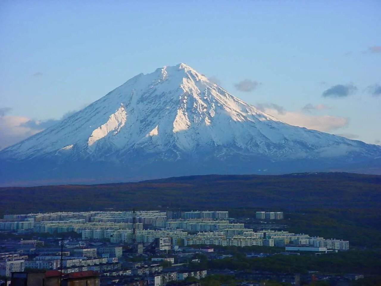 Поселок октябрьский камчатский. Петропавловск-Камчатский поселок Октябрьский. Посёлок Октябрьский Камчатский край. Домашние вулканы Петропавловска-Камчатского. Город под вулканом.