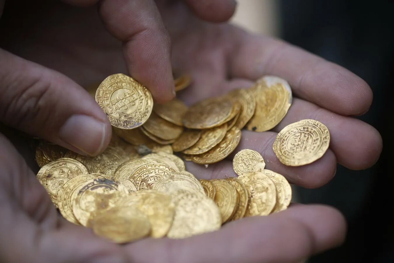 Золото подлежит. Клад золотых монет. Монета Золотая. Старинные золотые монеты. Нашел золотую монету.