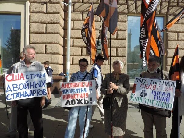 Возле посольства сша. Площадь у посольства сша. Возле посольства сша. Возле посольства сша. Здание посольства россии в сша.