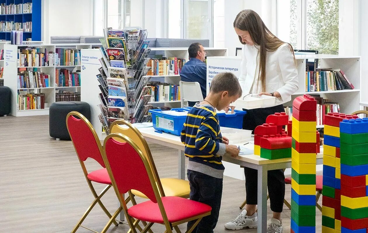 Детский клуб в библиотеке. Дети в библиотеке. Современная детская библиотека. Современные детские библиотеки. Современная библиотека для детей.