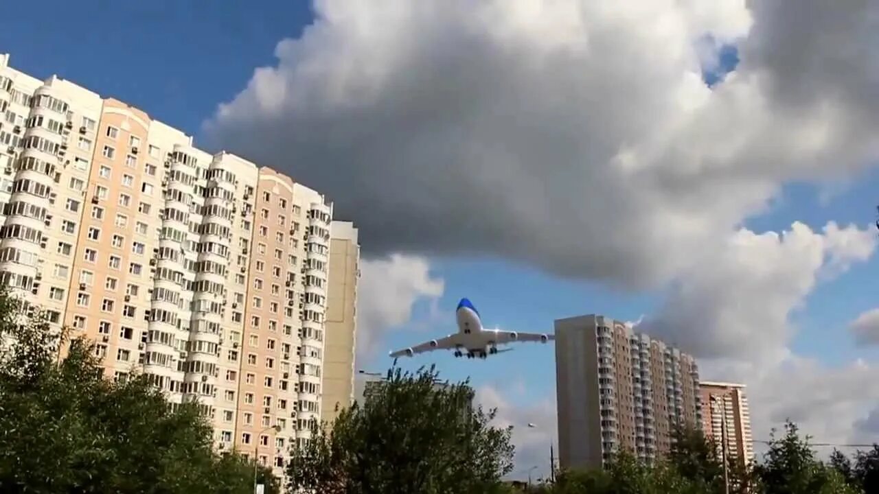 Самолет в дом в новосибирске. Самолет над домом. Самолет пролетел над домами. Самолет пролетает над домом. Самолет низко над домами.