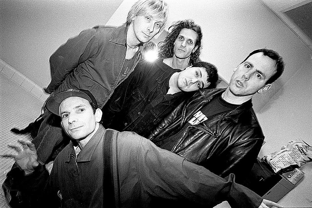 Группа развлечений. Бэд релиджен 2025 группа. хардкор 80х. 90s rock bands. bad religion 2025.