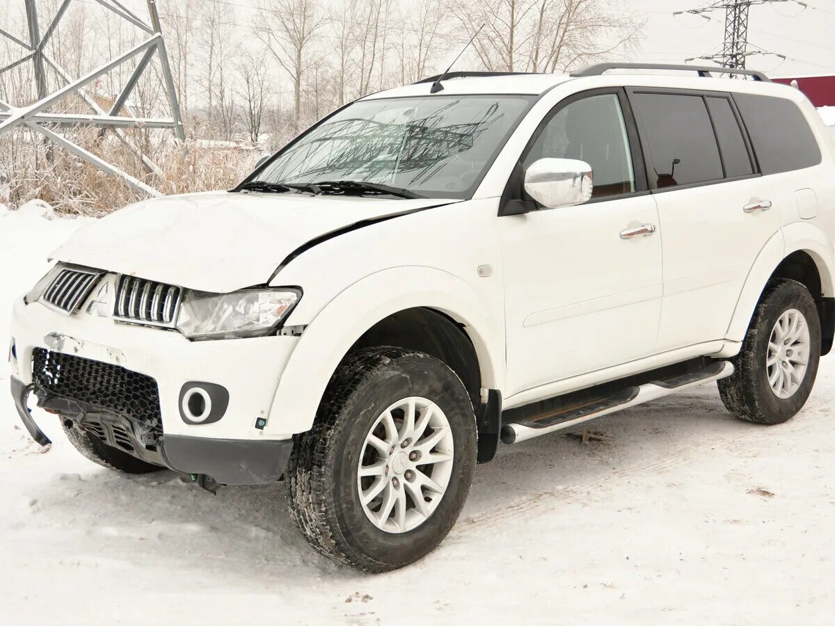 Mitsubishi pajero sport 2012. Митсубиси Паджеро спорт 2 белый. White Pajero Sport 2. Митсубиси Паджеро 2 белый. Mitsubishi Pajero Sport внедорожник белый 2012.