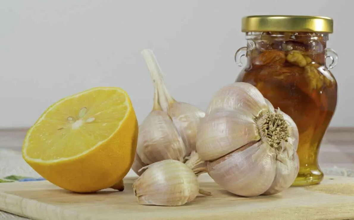 Мед с сухофруктами. Смесь лимонов чеснока и меда. Смесь лимонов чеснока и меда. Мед с имбирем. Мед с чесноком и имбирем.