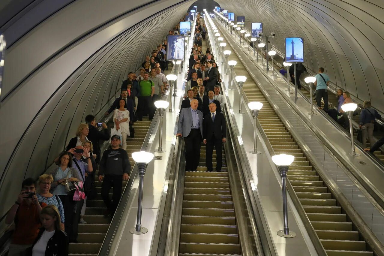 Академическая (станция метро, Санкт-Петербург). ВДНХ станция метро эскалатор. Эскалаторы Петербургского метрополитена. Станция метро Академическая СПБ.