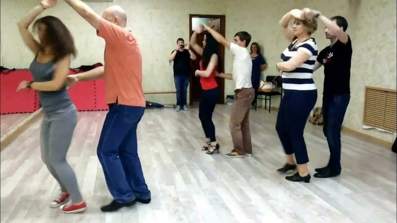 Танго бачата сальса. Бачата новосибирск. Валерия юревич бачата. Бачата уровни. Танцуют сальсу в повседневной одежде.