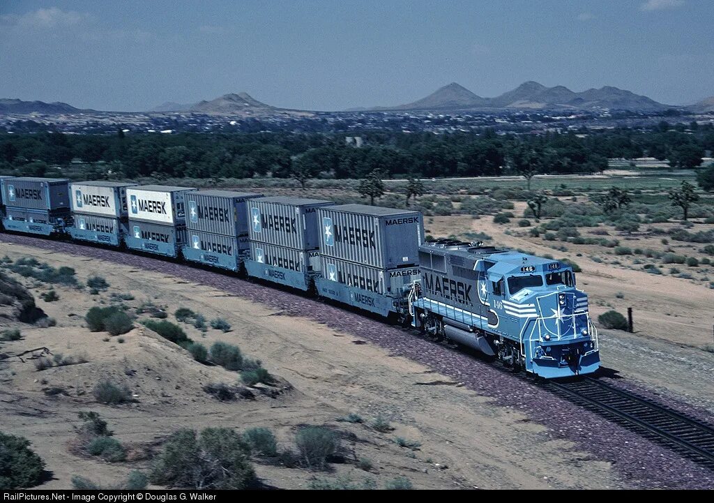 Поезда в реальной жизни. Maersk Train. Грузовой поезд Маерск. Тепловоз Maersk.