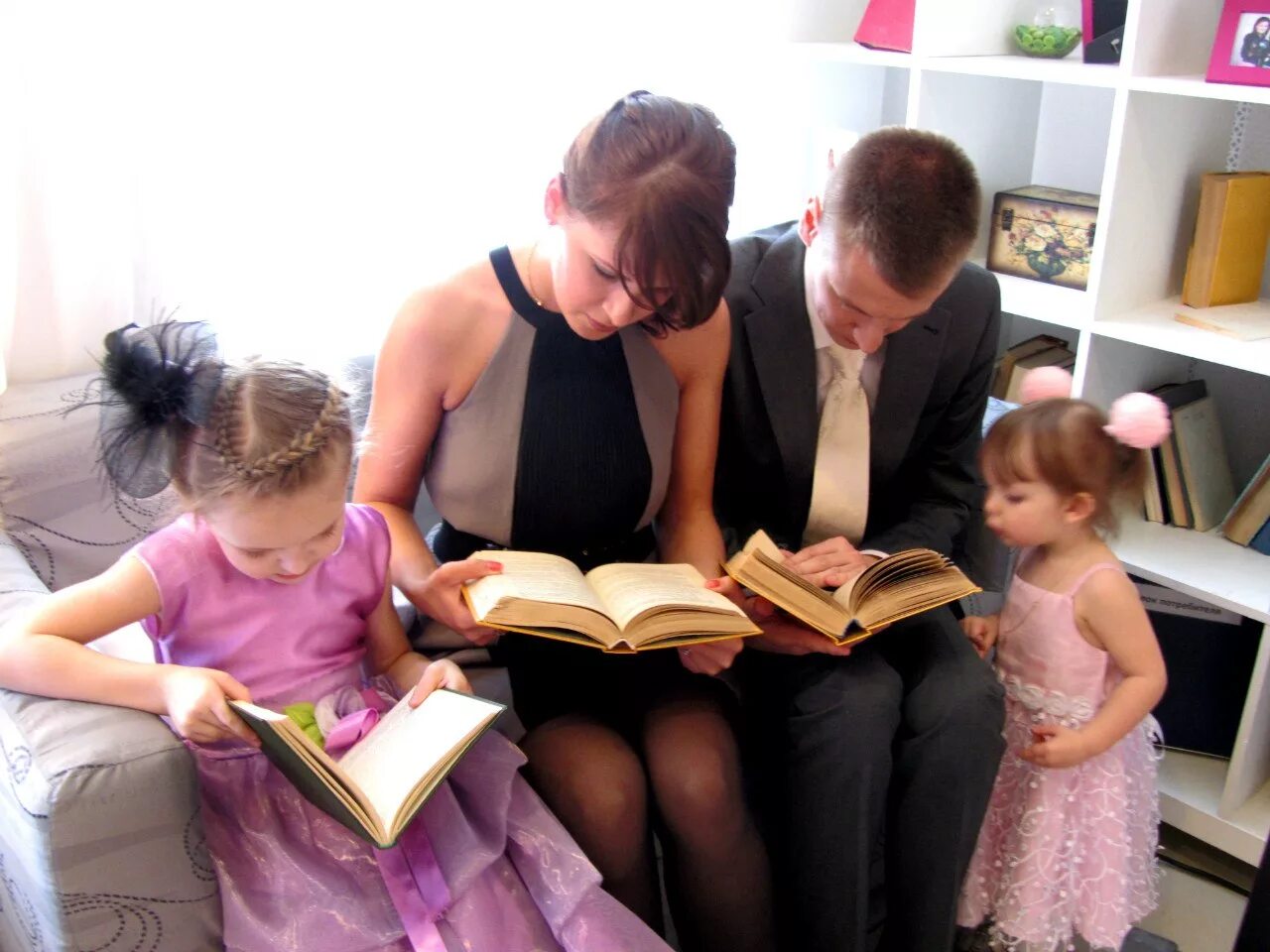 Современная семья читать. Чтение книг семьей. Семейное чтение в библиотеке. Читающая семья. Круг семейного чтения.