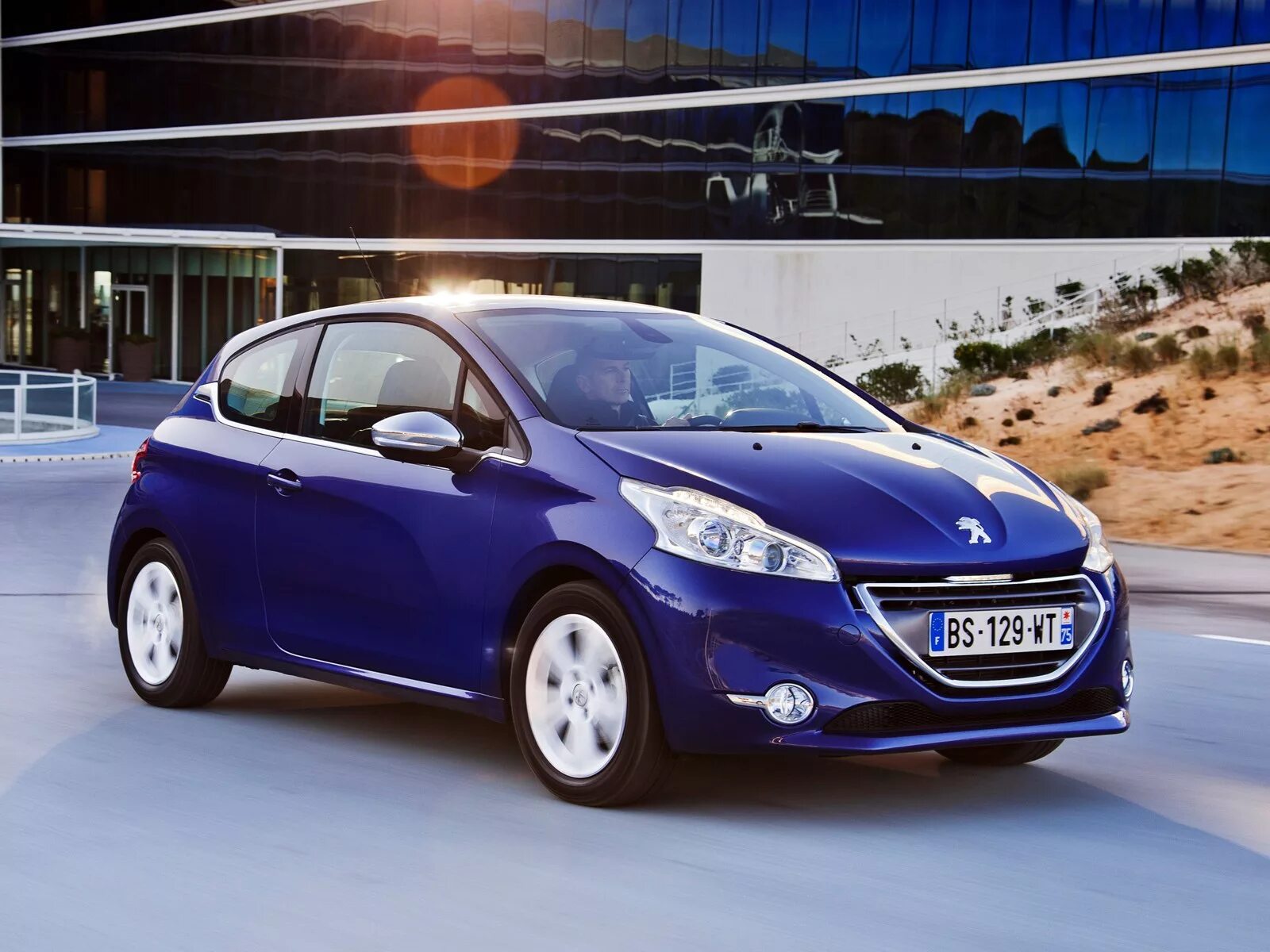 Кто выпускает автомобиль. Peugeot 208. Пежо 208 хэтчбек. 1 Peugeot 208. Peugeot 208 1.2.