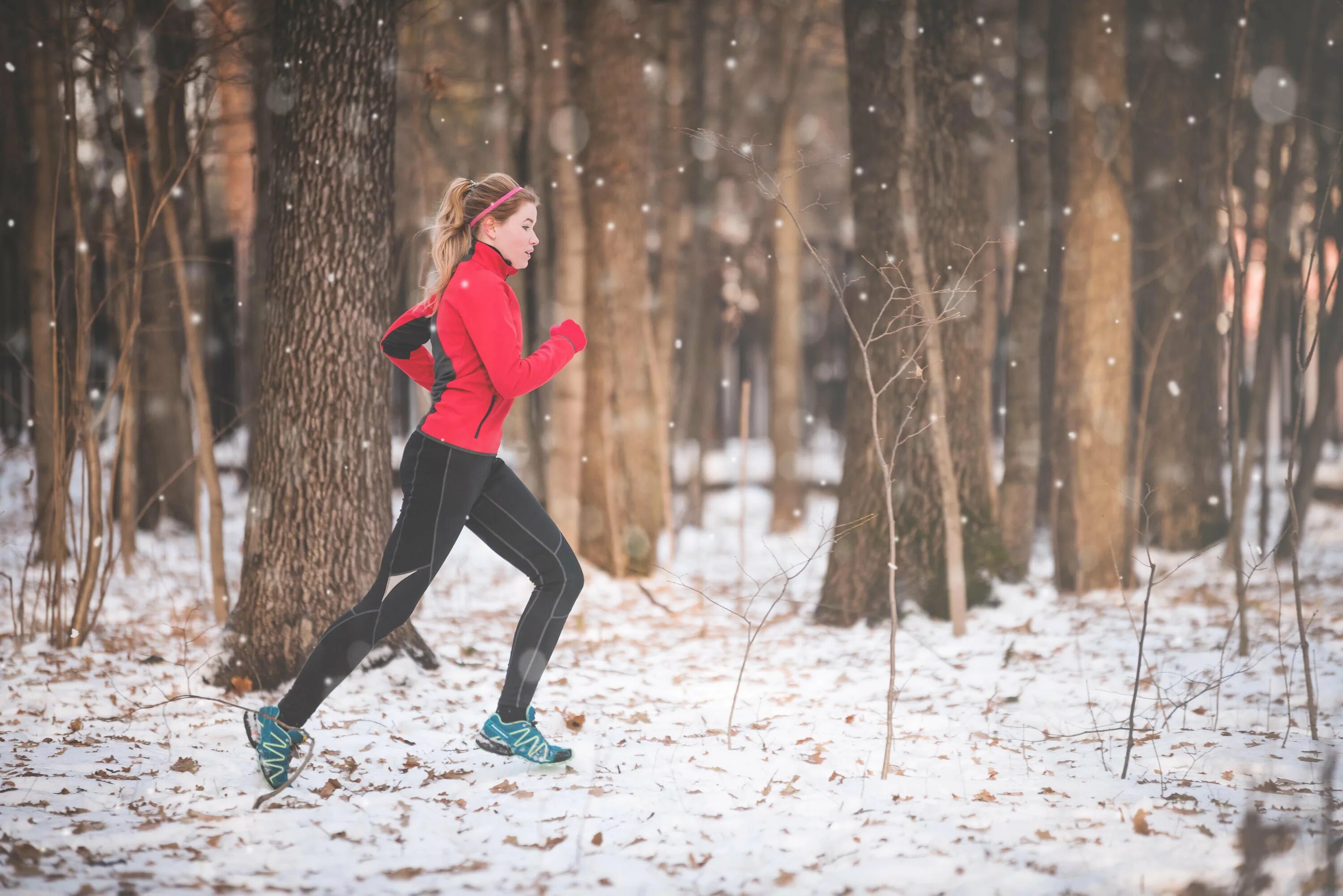 Зимние занятия спортом. Тренировки зимой. Девушка бежит зимой. Зимний бег. Бег зимой.