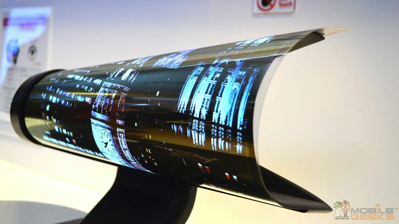 Телевизор с гибким экраном. Lg oled flex. Гибкий экран. Гибкий oled дисплей lg. Телевизор с гибким экраном.