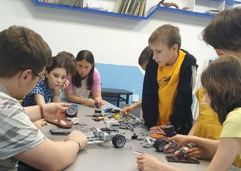 робототехника для подростков. на кружок робототехники пришли. кружок робототехники для детей. на кружок робототехники пришли. Lego wedo 2.