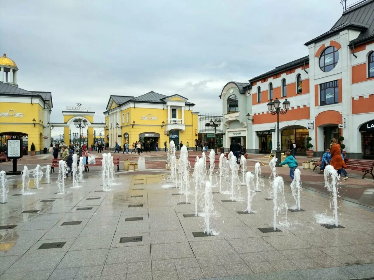 Outlet москва. Новая Рига аутлет Виладж. Аутлет Вилладж Котельники. Аутлет белая дача Москва. Outlet Архангельское Village.