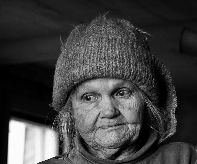 Мохнатка бабушки. Старая женщина. Шапки для пожилых женщин. Портрет пожилой женщины. Бабка.