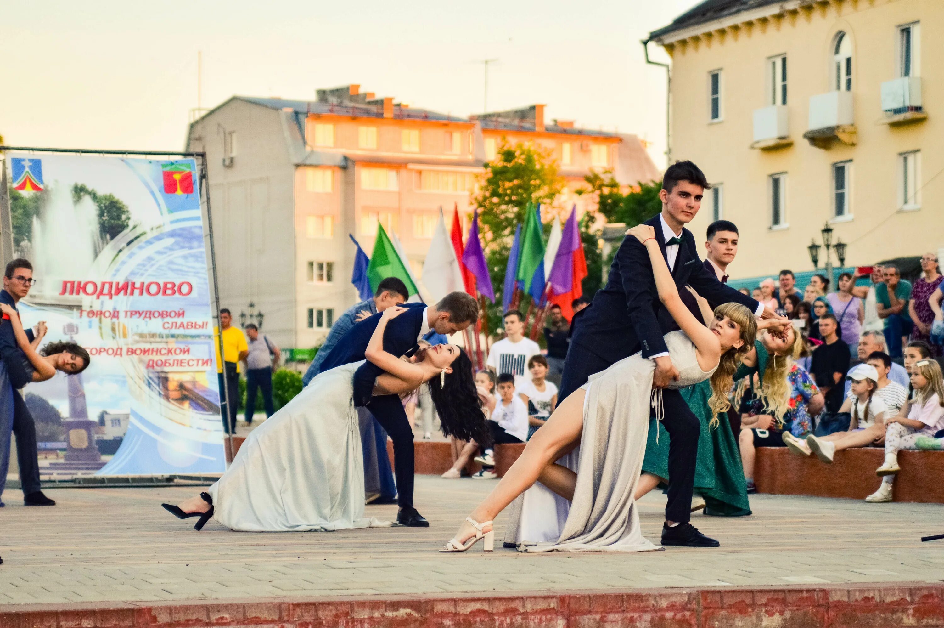 1 июня 2017 г. Шествие выпускников 2022 Калуга. Парад выпускников. Выпускной танец. Фото выпускников.