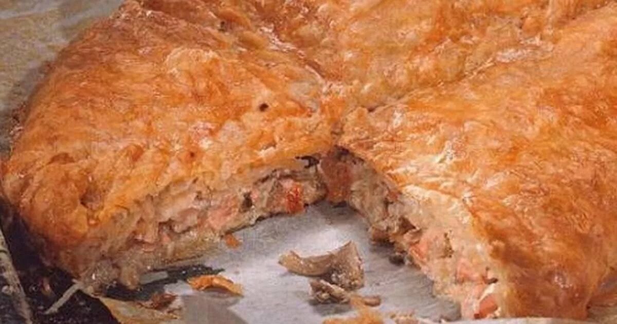 пирог с рыбой. сибирский пирог с рыбой. рыбный пирог с рисом рецепт пошагово. пирог с рыбной консервой. пирог с сайрой.