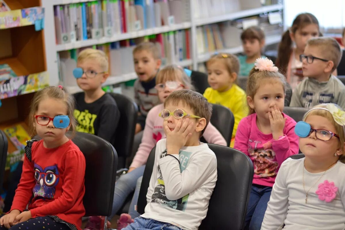 Сопровождения детей с нарушением зрения. Дети с нарушением зрения. Дети снарушение зрения. Слепые и слабовидящие дети. Дети с нарушением зрения Слепые.