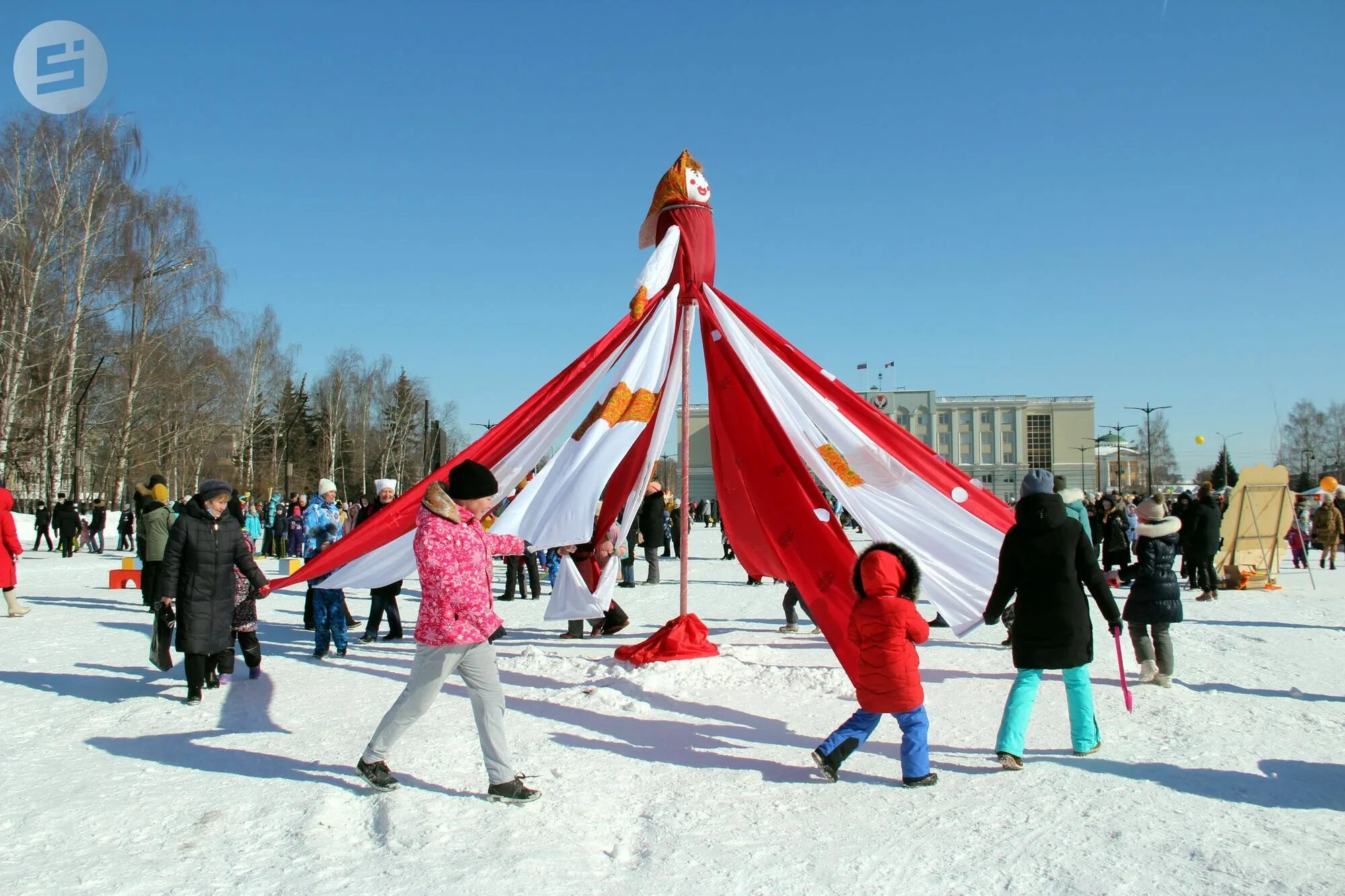 Масленица в Ижевске 2022. Масленица на центральной площади Ижевск. Масленица на площади. Украшение территории на Масленицу.