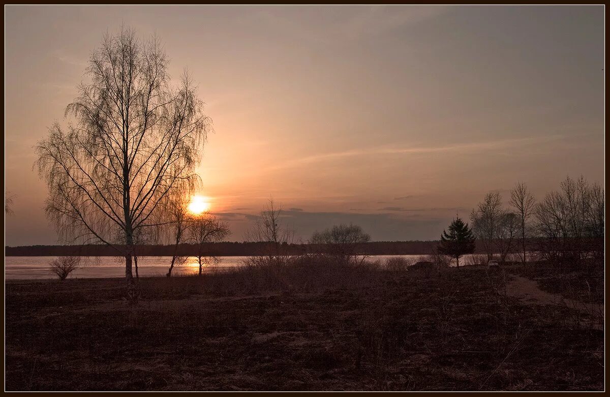 Поздний теплый вечер. Весенний вечер в деревне. Вечер ранней весной в деревне. Теплый пейзаж.