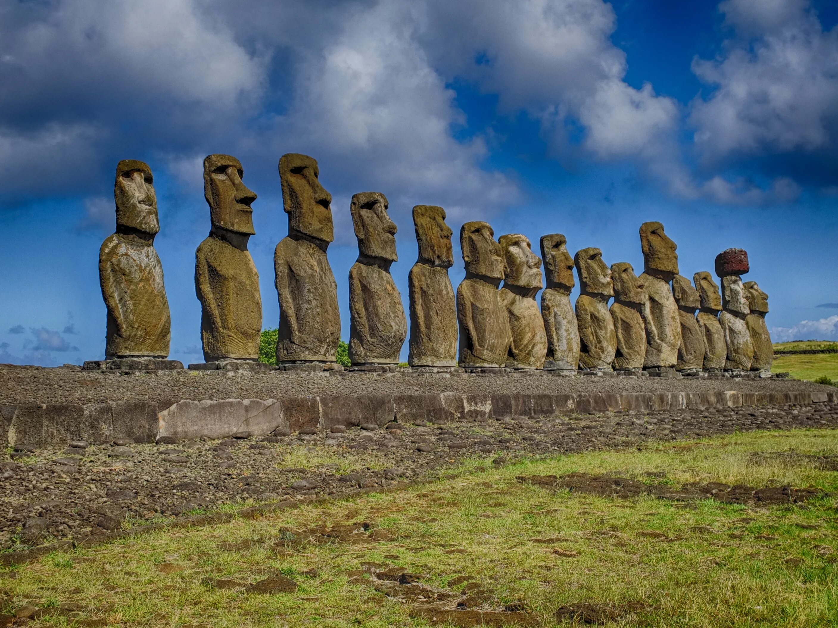 Острова пасхи исла-де паскуа. Остров пасхи статуи моаи. Истуканы рапа-нуи остров пасхи. Каменные статуи моаи остров пасхи чили. Истуканы рапа-нуи остров пасхи.