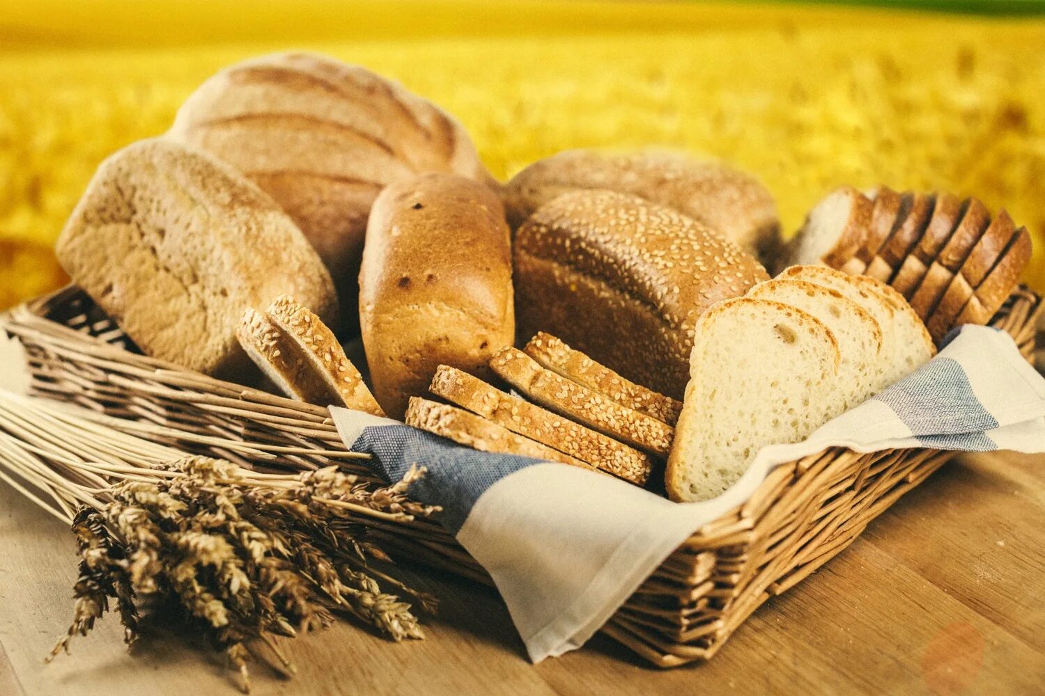 Хлеб и хлебобулочные изделия. Производители хлеба и хлебобулочных изделий. Хлебобулочная промышленность. Хлеб и продукты хлебопекарной промышленности. Сырье производства хлебобулочных изделий