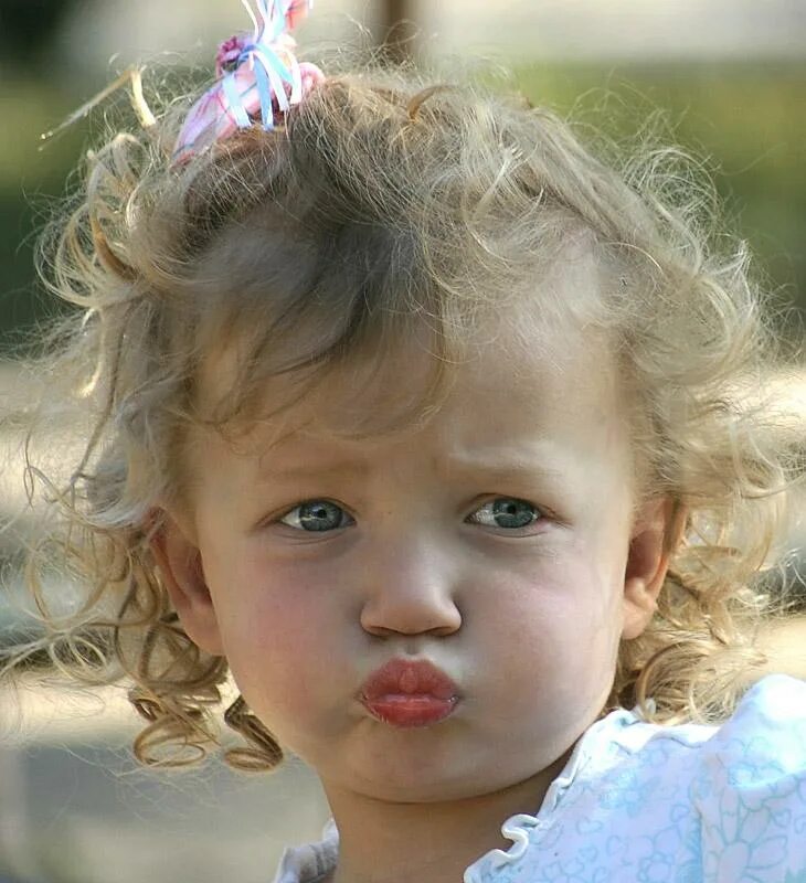 Девушка надувает губы. Юлианна разуваева губищи. Надула губки женщина. Картина девушка с жвачкой. Девушки с накачанными губами.