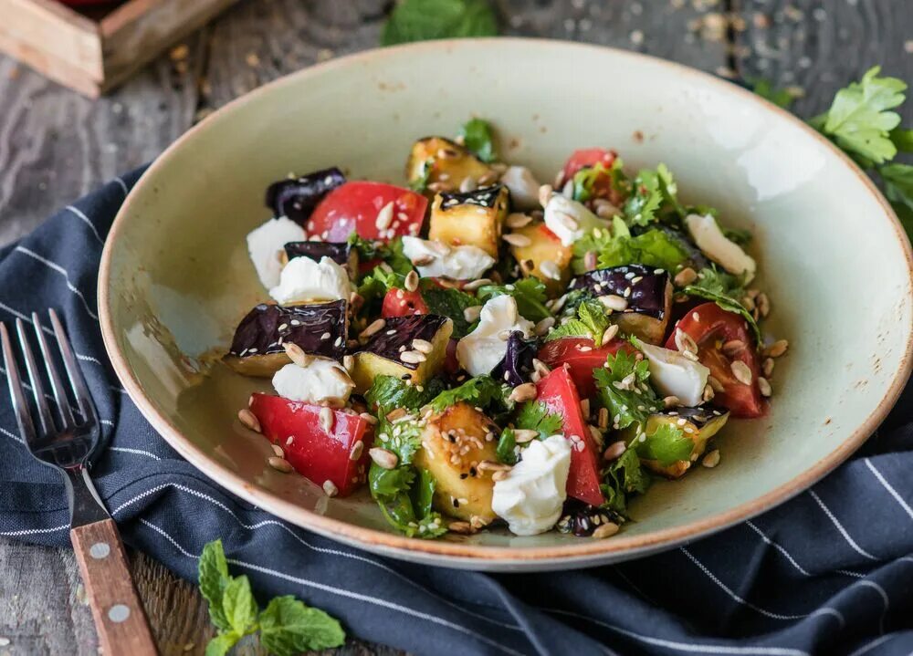 салат с хрустящими баклажанами. салат с хрустящим баклажаном и томатами. салат с хрустящими баклажанами. салат с хрустяшими баклажан. баклажаны свит чили.