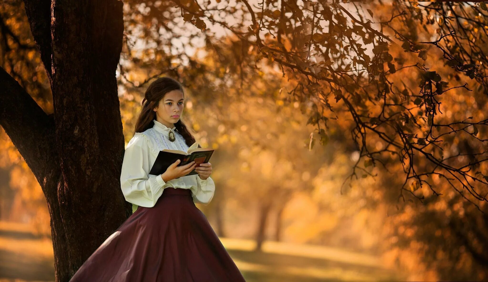 Была ли школьникам красота тургеневских. Девушка с книгой. Фотосессия с книгой осенью. Осенняя фотосессия с книгой. Фотосессия в осеннем стиле.