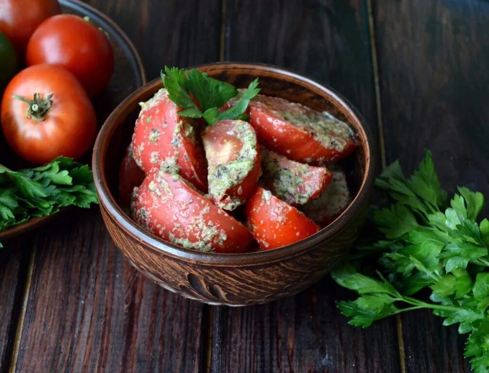 Помидоры по корейски быстрого самый вкусный. Корейские малосольные помидоры. острые помидоры быстрого приготовления по-корейски. помидоры по-корейски быстрого. помидоры с кинзой и чесноком.