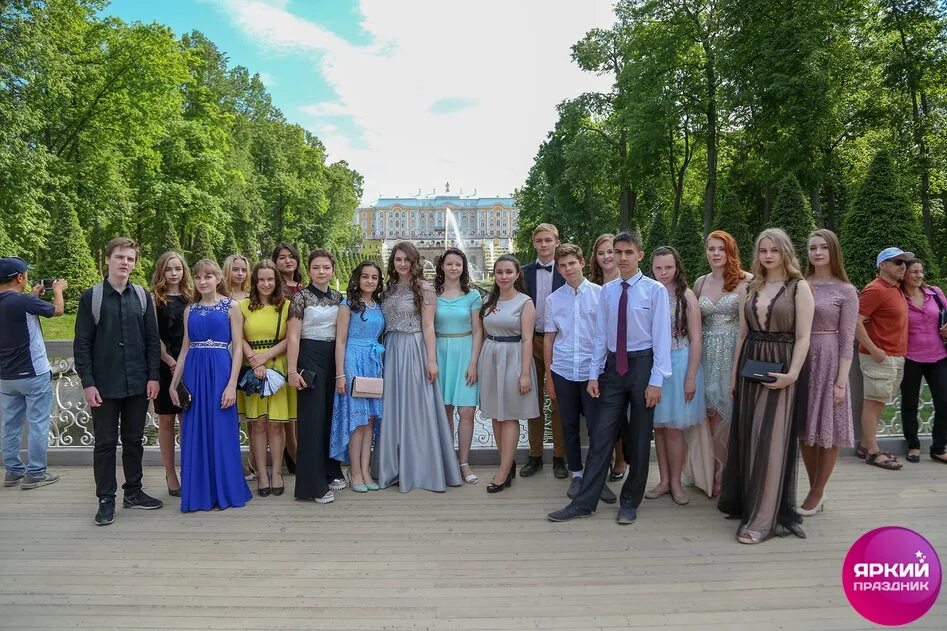 Выпускник петербург школы. Выпускник петербург школы. 542 школа петергоф. Летний дворец петергоф выпускной. Выпускники школы 2021 года последний звонок.
