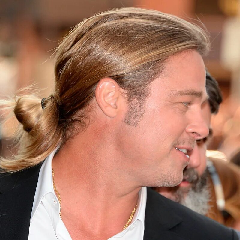 Брэд Питт man bun. Брэд Питт прическа 2022. Брэд Питт (Brad Pitt) длинные волосы. Брэд Питт прическа хвост. Брэд питт волосы