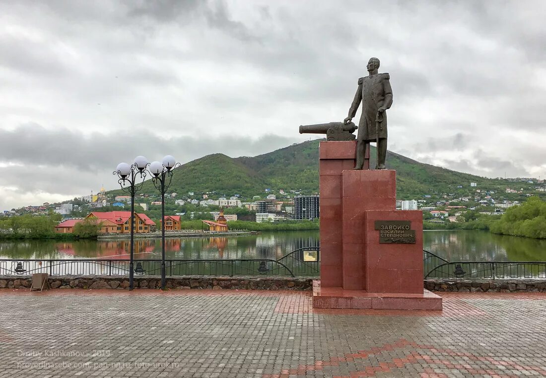 полуостров завойко. авачинская бухта, поселок завойко. поселок завойко петропавловск-камчатский. с. памятник завойко в петропавловске камчатском.