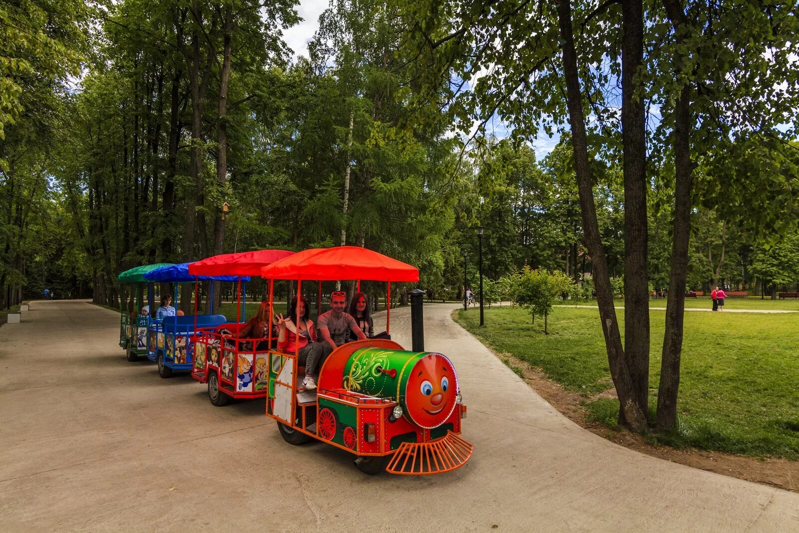 Центральный парк горького казань. Парк им Горького Казань. ЦПКИО Горького Казань. Центральный парк Казань. Парк им Горького Казань аттракционы.