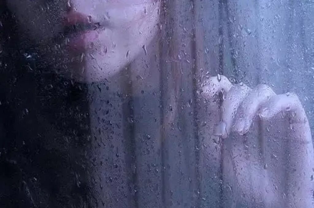 Дождь на окнах слова. Девушка у окна дождь. Девушка за окном дождь. Девочка у дождливого окна. Женщина у дождливого окна.