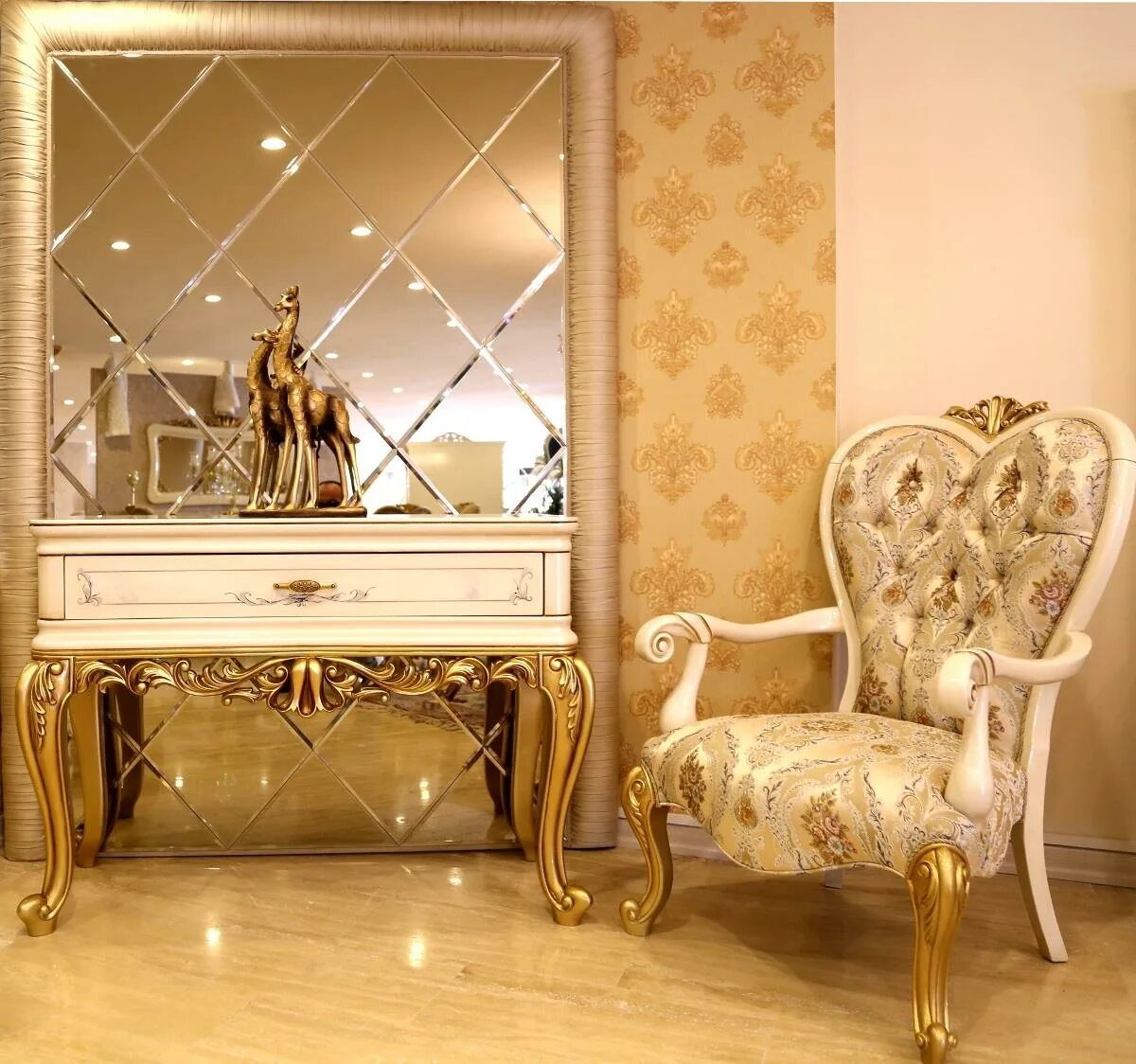 Мебель с золотыми элементами. Мебель с золотым каркасом. Мебель с золотыми вставками. Белая мебель с золотыми элементами.
