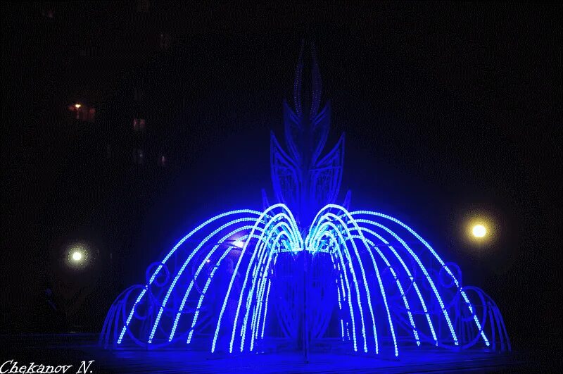 фонтан сасмаиа тбилиси. светящийся фонтан дзержинск. фигура для фонтана. светящийся уф фонтан. светящиеся колонны.