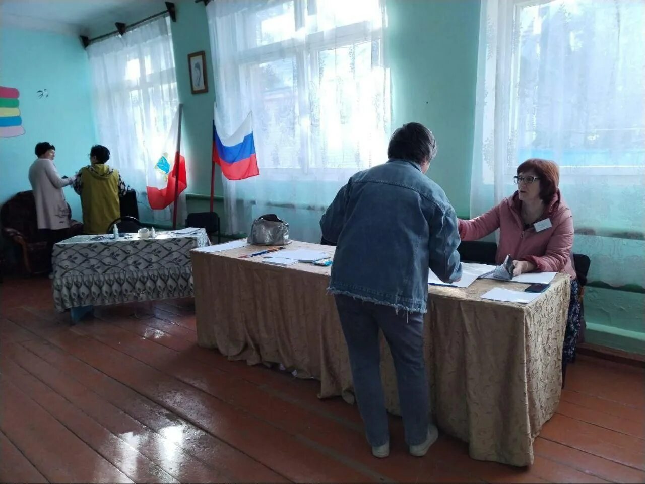 Нарушения на участках голосования. На избирательном участке присутствуют. Фото от наблюдателей из деревни в день выборов президента РФ.