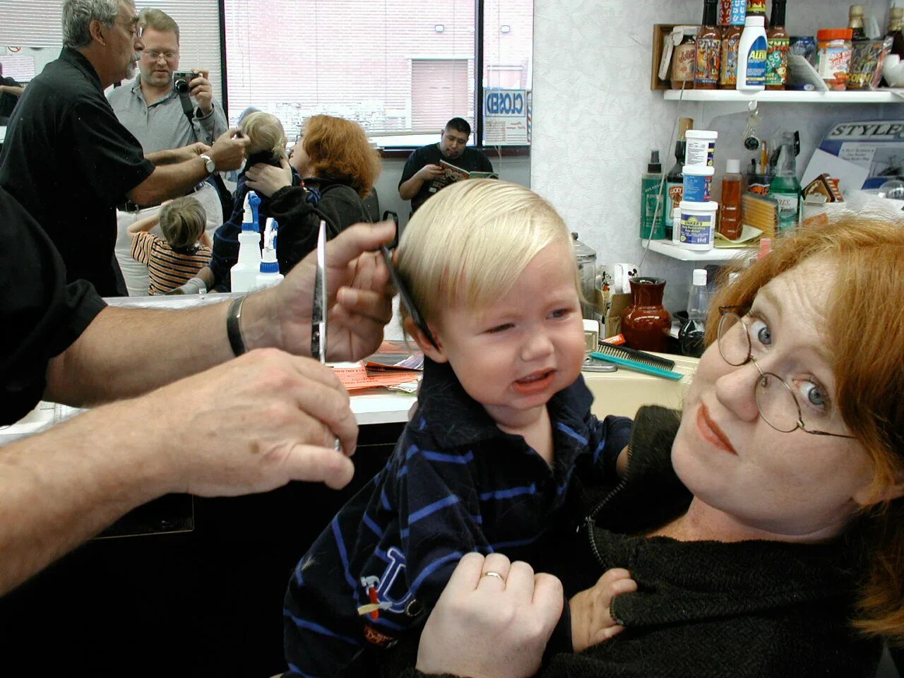 Можно маме стричь. Ребенок в парикмахерской. Первая стрижка ребенка в парикмахерской. Стригите детей в парикмахерской. Стрижка детей в парикмахерской.