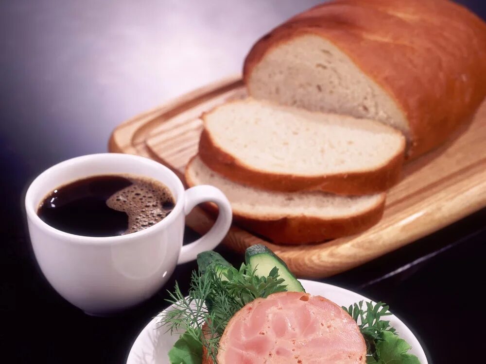 Колбаса сахар хлеб. Кофе с бутербродом. Чай с бутербродом. Бутерброды на завтрак. Чашка кофе и бутерброд.