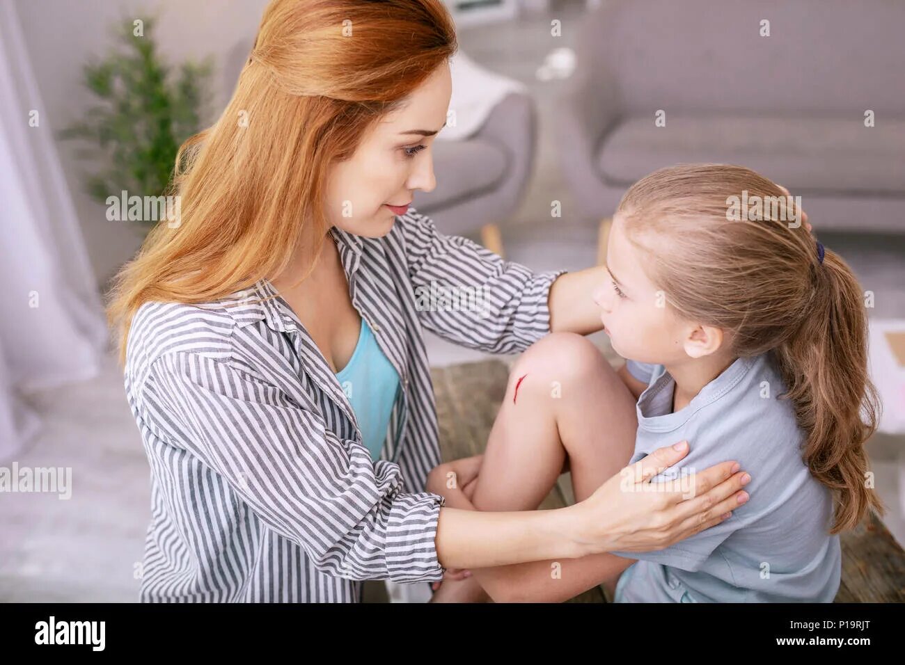 Как приучить дочь. Мама успокаивает дочь. мать утешает дочь. женщина успокаивает дочь. мама утешает подростка.