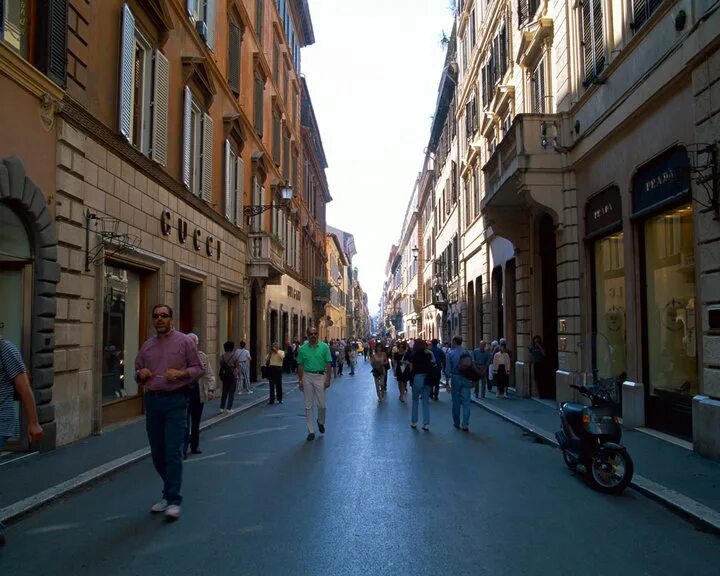 Сколько на улице. Прогулка на улице. Италия город люди. Италия улицы с магазинами. Итальянская улица с магазинами.