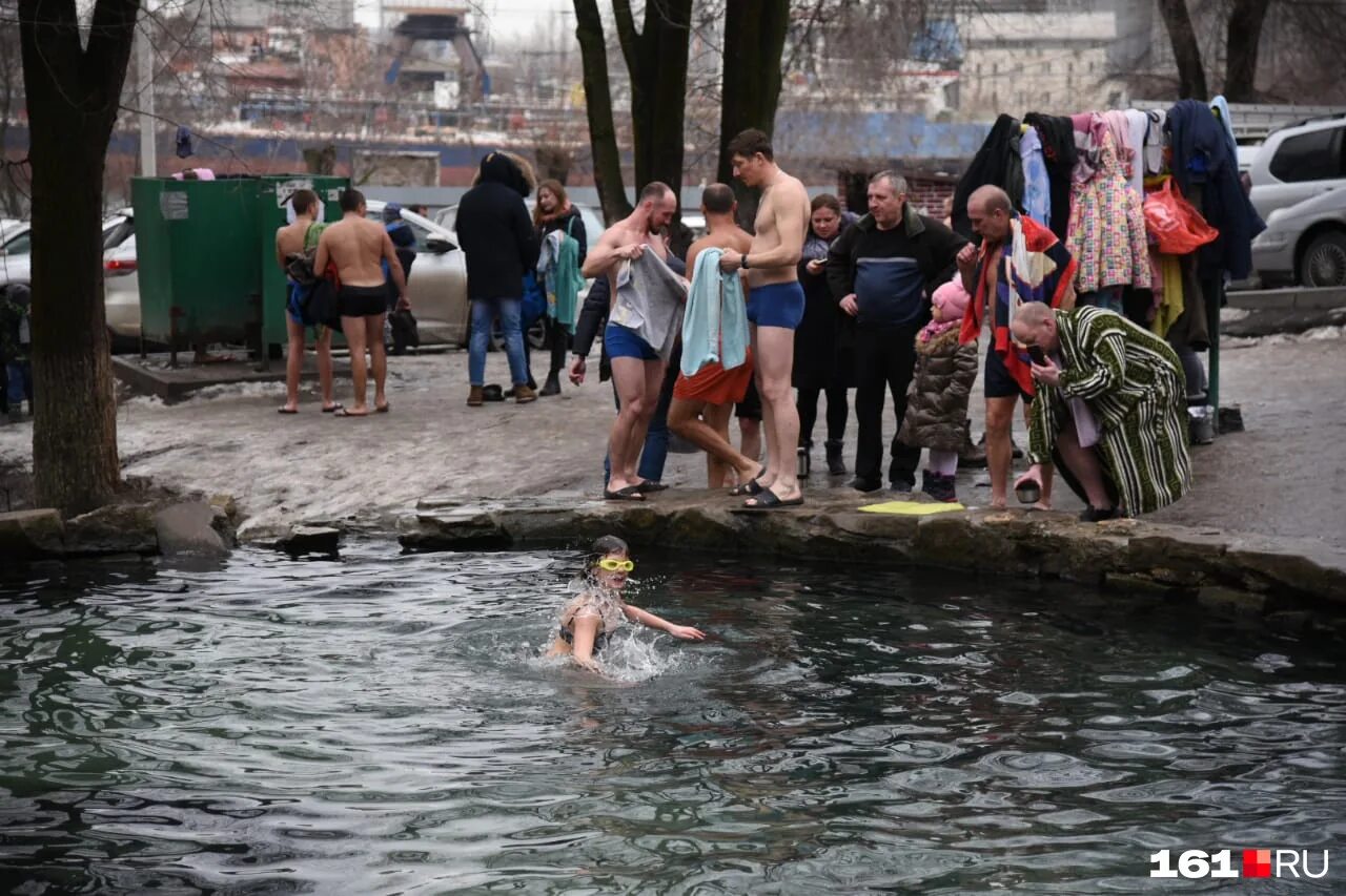 Фотограф на крещение. Крещение ростов. Купель на 339 стрелковой дивизии. Купель храм иоанна воина ростов. Купель в ростове.