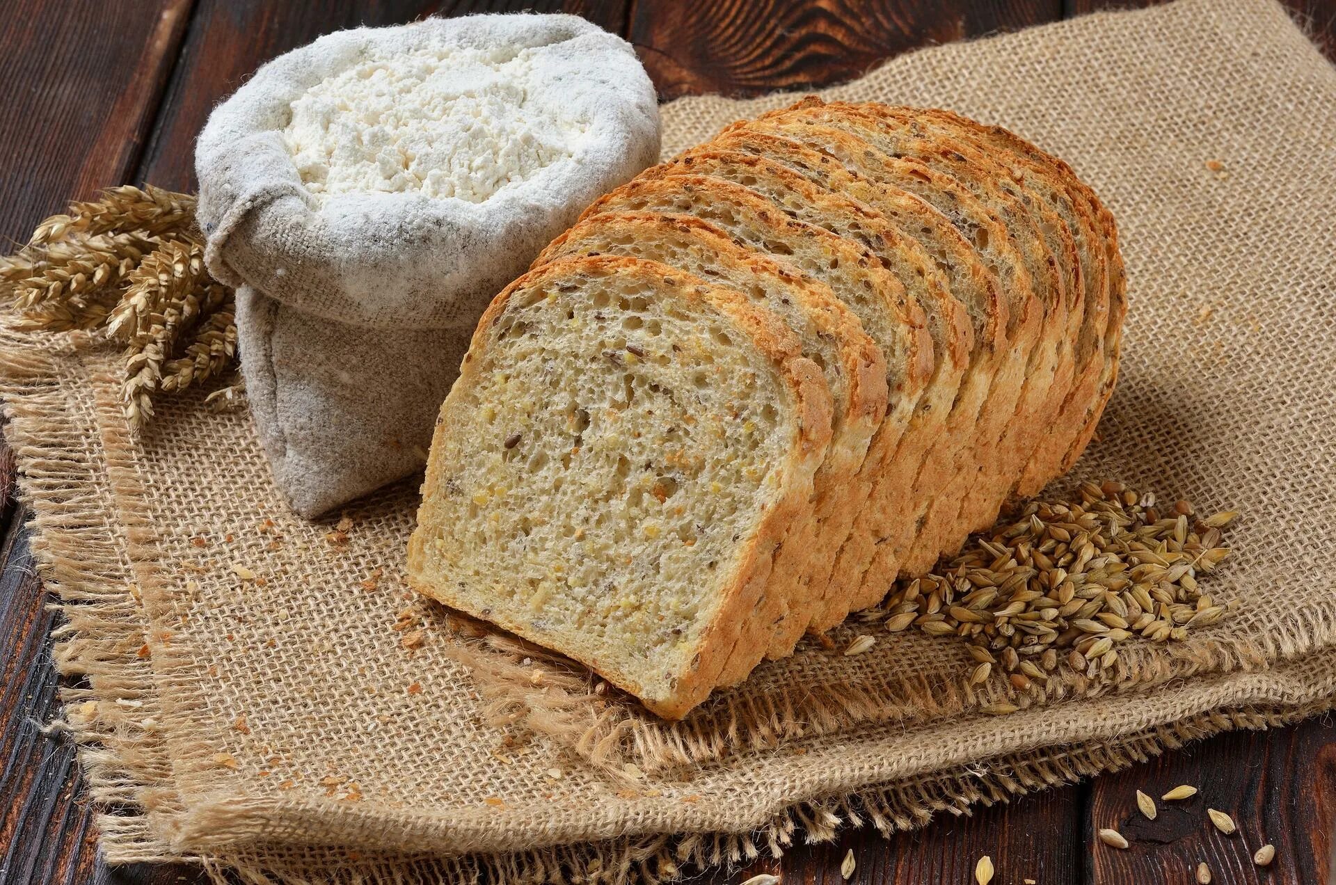 ржаной хлеб тульской области. нежирные сорта хлеба. пшеничный хлебец сканворд. пшеничный хлеб фото. горбушка белого хлеба.