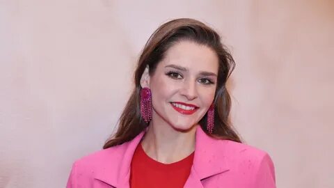 Yosh er-xotin etuk ayolni uchlik uchun uyiga taklif qilishdi.