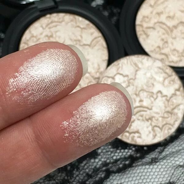 Relouis pro хайлайтер компактный. Becca пудра рассыпчатая. Becca champagne pop. Хайлайтер шампань топ. Компактный минеральный хайлайтер.