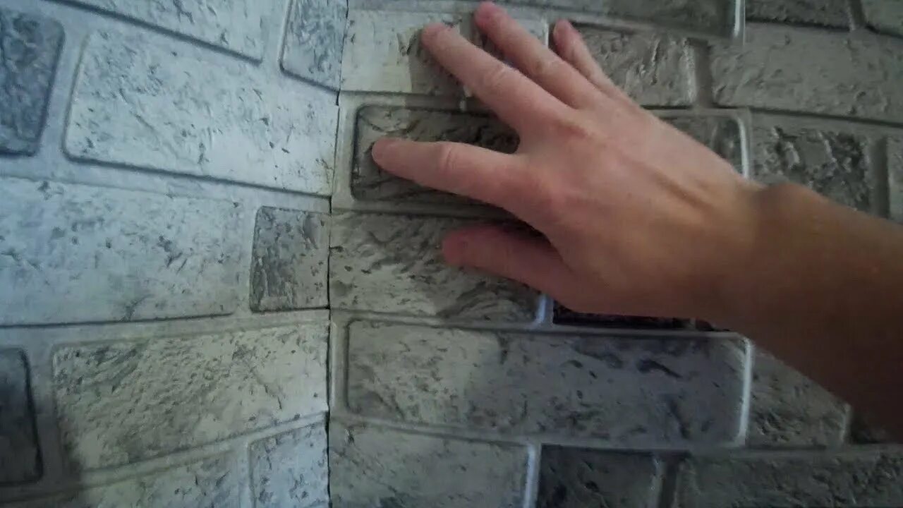 Как клеить декоративные панели пвх. Пластмассовые кирпичики клеить на стену. приклеить панель на стену. пвх панели на что клеить. на что клеить пвх панели к стене.