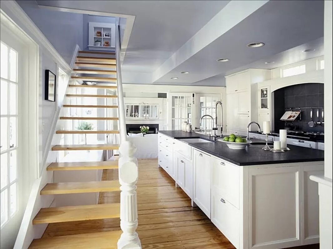 Кухни на втором этаже. Кухня под лестницей. Кухня гостиная с лестницей. Лестница на кухне. Кухня рядом с лестницей.