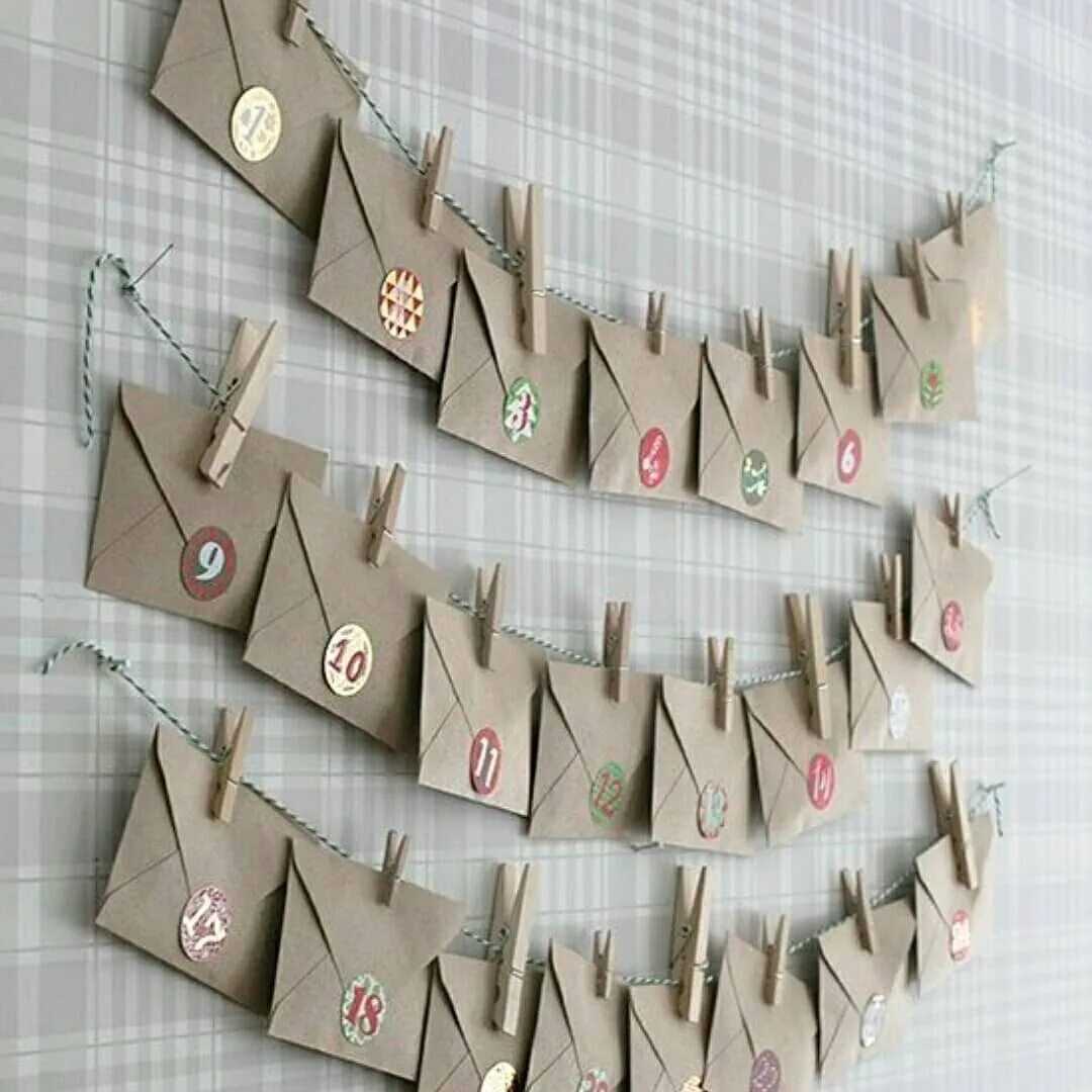 Адвент пакетики. Адвент мешочки. Эдрент календарь своими руками. Адвент календарь с пакетиками. Новогодние конверты для адвент календаря.
